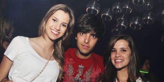 Na pista de dança em festa universitária: Thaís Neves, Thales Moreira Bocchini e Marcela Crizol